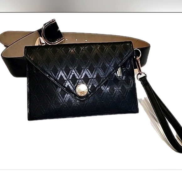 Vince Camuto Handbags - Vince Camuto black faux leather waist belt quilted design & gold-plated Wristlet